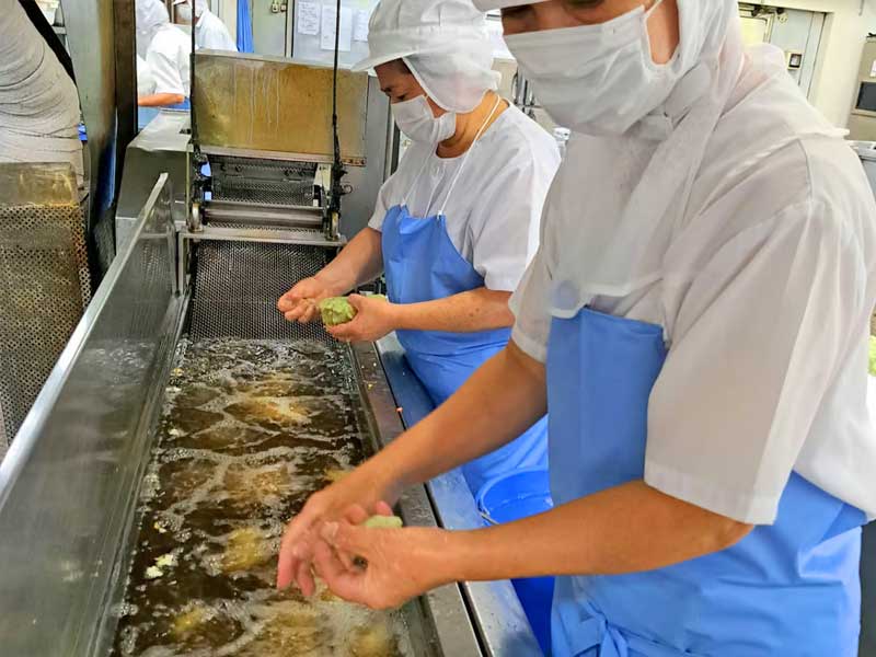 八重山かまぼこ製造スタッフ02