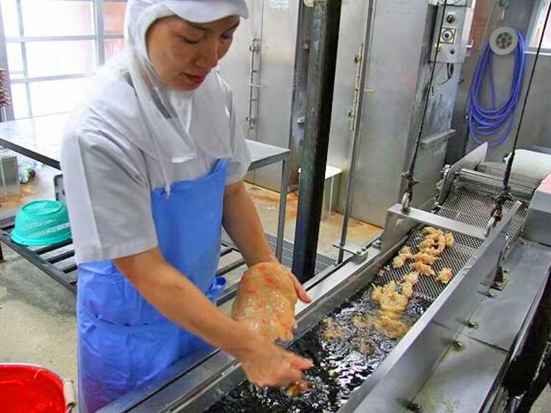 八重山かまぼこ製造スタッフ03