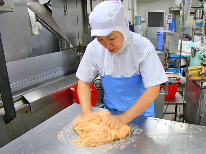 八重山かまぼこ製造スタッフ04